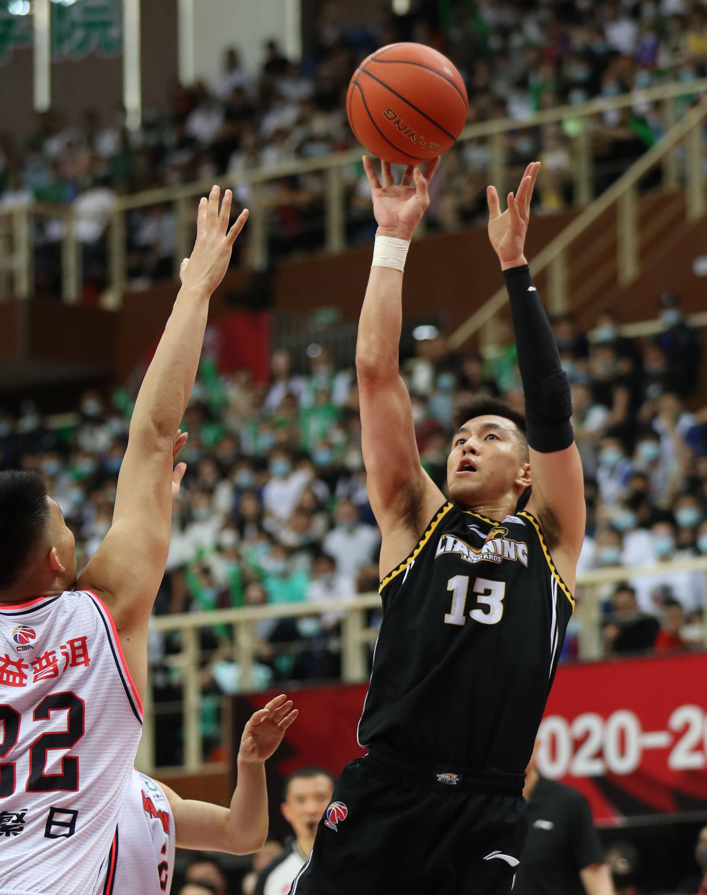 通过更加紧 通过更加紧